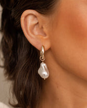 Cargar imagen en el visor de la galería, Chunky Pearl Earrings

