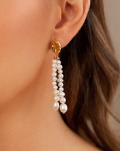 Cargar imagen en el visor de la galería, Mara Pearl Earrings
