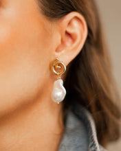 Cargar imagen en el visor de la galería, Spiral Pearl Earrings
