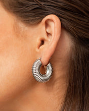 Cargar imagen en el visor de la galería, Agnes Hoop Earrings
