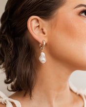 Cargar imagen en el visor de la galería, Chunky Pearl Earrings
