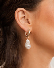 Cargar imagen en el visor de la galería, Chunky Pearl Earrings
