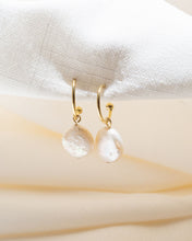 Cargar imagen en el visor de la galería, Bali Pearl Drop Earrings

