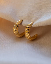 Cargar imagen en el visor de la galería, Croissant Earrings
