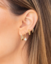 Cargar imagen en el visor de la galería, Aria Huggie Earrings
