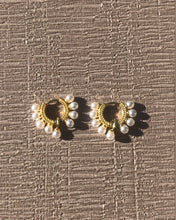 Cargar imagen en el visor de la galería, Amara Pearl Huggie Earrings
