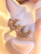 Cargar imagen en el visor de la galería, Chain Hoop Earrings
