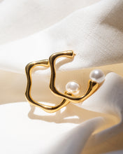 Cargar imagen en el visor de la galería, Gemma Pearl Earrings
