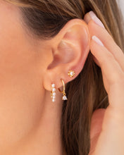 Cargar imagen en el visor de la galería, Ivy Pearl Stud Earrings
