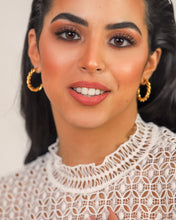 Cargar imagen en el visor de la galería, Twisted Hoop Earrings
