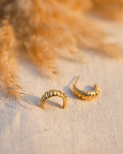 Cargar imagen en el visor de la galería, Croissant Earrings
