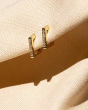Cargar imagen en el visor de la galería, Quinn Huggie Earrings
