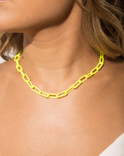 Cargar imagen en el visor de la galería, Paper Clip Color Necklace
