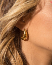 Cargar imagen en el visor de la galería, Croissant Earrings
