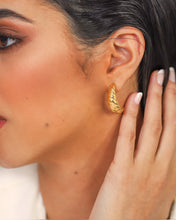 Cargar imagen en el visor de la galería, Croissant Earrings
