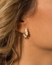 Cargar imagen en el visor de la galería, Amara Pearl Huggie Earrings
