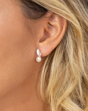 Cargar imagen en el visor de la galería, Leaf Pearl Earrings
