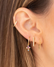 Cargar imagen en el visor de la galería, Cleo Huggie Earrings
