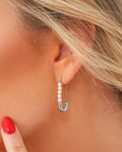 Cargar imagen en el visor de la galería, Safety Pin Pearl Earrings
