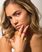 Cargar imagen en el visor de la galería, Linked Hearts Color Ring
