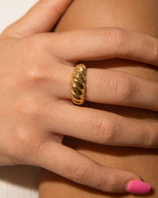 Cargar imagen en el visor de la galería, Croissant Ring
