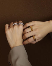 Cargar imagen en el visor de la galería, Croissant Ring
