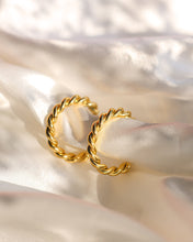 Cargar imagen en el visor de la galería, Twisted Hoop Earrings
