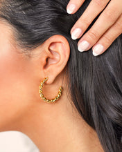 Cargar imagen en el visor de la galería, Twisted Hoop Earrings
