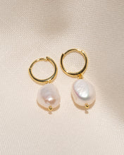 Cargar imagen en el visor de la galería, Pearl Drop Huggie Earrings
