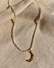 Cargar imagen en el visor de la galería, Pearly Moon Necklace
