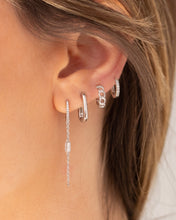 Cargar imagen en el visor de la galería, Mini Chain Huggie Hoops
