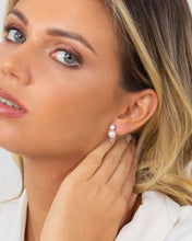 Cargar imagen en el visor de la galería, Claire Pearl Earrings
