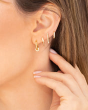 Cargar imagen en el visor de la galería, Abby Huggie Hoops
