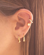 Cargar imagen en el visor de la galería, Classic Huggie Earrings
