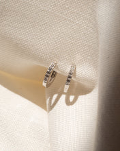 Cargar imagen en el visor de la galería, Abby Huggie Hoops
