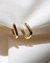 Cargar imagen en el visor de la galería, Square Huggie Hoops
