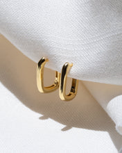 Cargar imagen en el visor de la galería, Square Huggie Hoops
