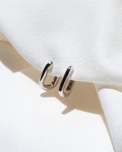 Cargar imagen en el visor de la galería, Square Huggie Hoops
