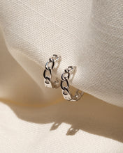 Cargar imagen en el visor de la galería, Mini Chain Huggie Hoops
