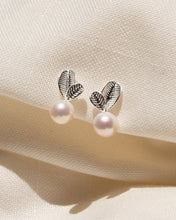 Cargar imagen en el visor de la galería, Leaf Pearl Earrings
