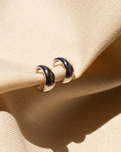 Cargar imagen en el visor de la galería, Raindrop Huggie Earrings
