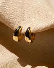 Cargar imagen en el visor de la galería, Raindrop Huggie Earrings
