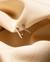 Cargar imagen en el visor de la galería, Cleo Huggie Earrings
