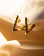 Cargar imagen en el visor de la galería, Cleo Huggie Earrings
