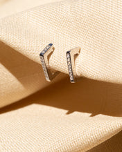 Cargar imagen en el visor de la galería, Quinn Huggie Earrings
