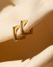 Cargar imagen en el visor de la galería, Quinn Huggie Earrings
