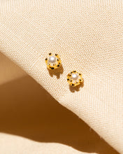 Cargar imagen en el visor de la galería, Ivy Pearl Stud Earrings
