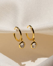Cargar imagen en el visor de la galería, Aria Huggie Earrings
