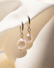 Cargar imagen en el visor de la galería, Pearl Drop Huggie Earrings
